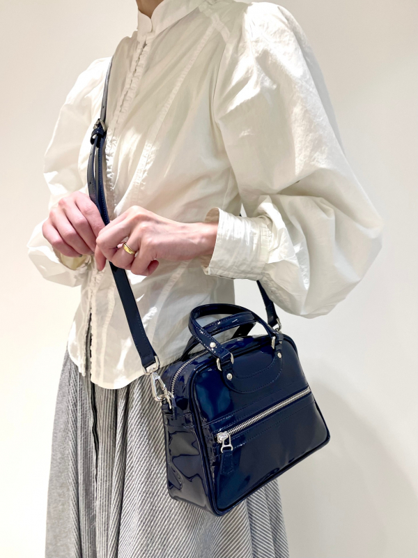 春夏新作 Le Jacques Correのシックなエナメルバッグ👜 アッシュ・ペー | バッグ
