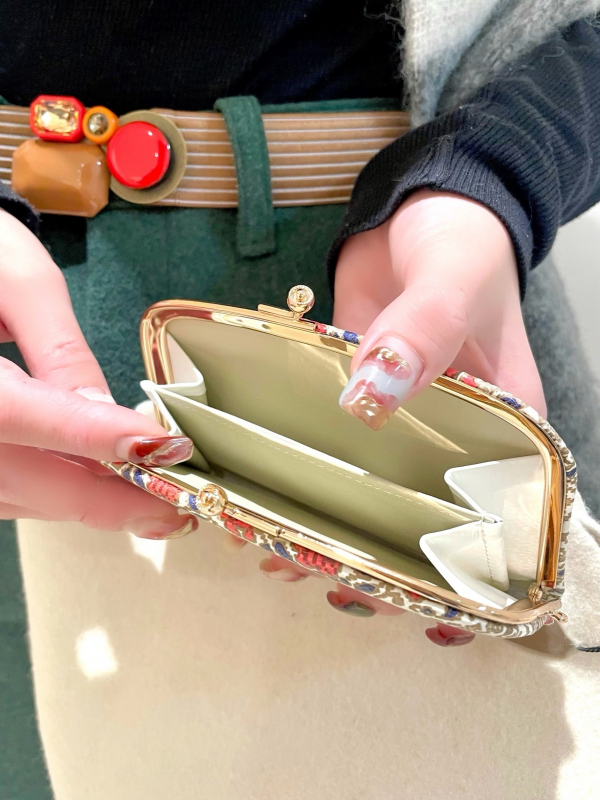 生まれのブランドで ✨新年にむけてのお財布探し👛‐文庫革財布‐l | アッシュ・ペー その他
